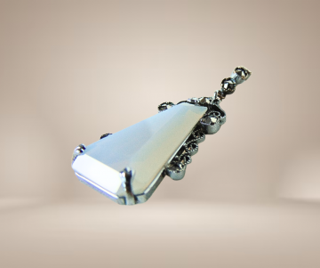 Art deco opaline markasiet hanger beige achtergrond 2