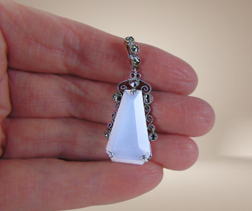 Art deco opaline markasiet hanger beige achtergrond 3