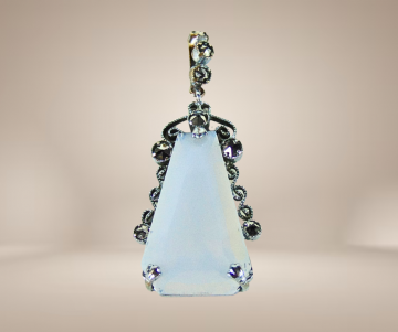 Art deco opaline markasiet hanger beige achtergrond 4