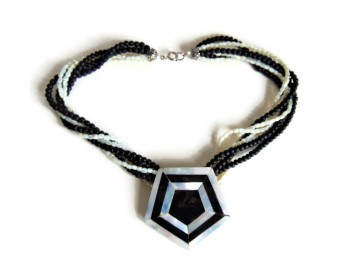 Art deco parelmoer onyx git gedraaide strengen ketting grote hanger 1