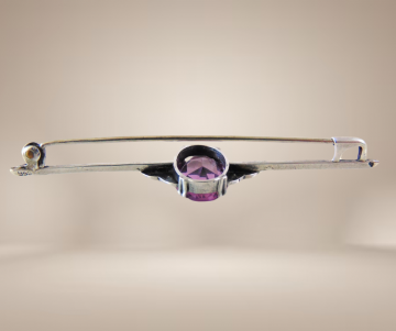 Art deco staaf bar broche paars glas markasiet  beige achtergrond 1