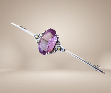 Art deco staaf bar broche paars glas markasiet  beige achtergrond 2