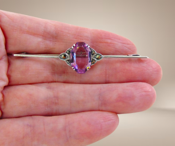 Art deco staaf bar broche paars glas markasiet  beige achtergrond 3