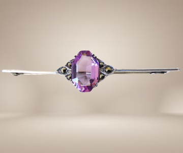 Art deco staaf bar broche paars glas markasiet  beige achtergrond