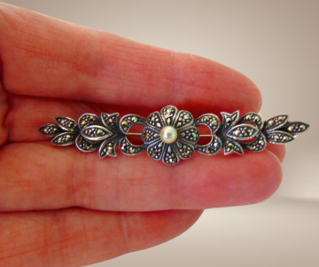 Art deco zilver markasiet faux parel bar broche beige achtergrond