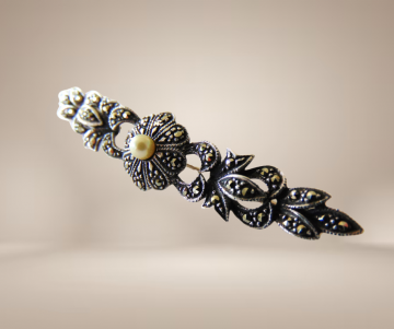 Art deco zilver markasiet faux parel bar broche beige achtergrond 1