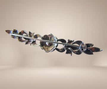 Art deco zilver markasiet faux parel bar broche beige achtergrond 4