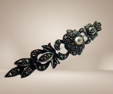 Art deco zilver markasiet faux parel bar broche beige achtergrond 5