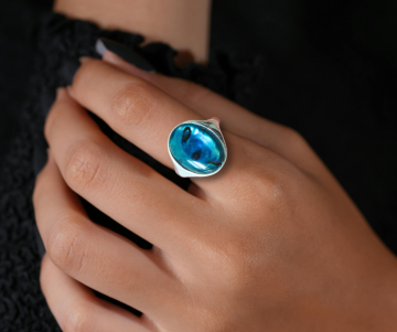 Art deco zilveren modernist ring blauwgroen parelmoer op hand