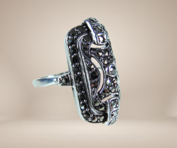 Art deco zilveren rechthoek markasiet ring beige achtergrond 2