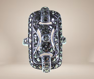 Art deco zilveren rechthoek markasiet ring beige achtergrond 3