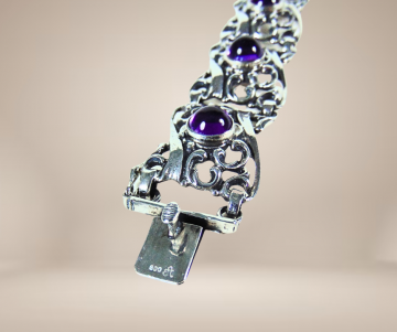 Art nouveau antiek zilveren amethist brede armband beige achtergrond