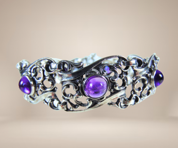 Art nouveau antiek zilveren amethist brede armband beige achtergrond 3