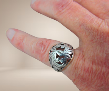 Art nouveau opengewerkte zilveren dome pink ring  beige achtergrond