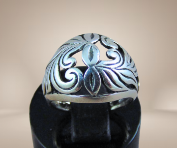 Art nouveau opengewerkte zilveren dome pink ring  beige achtergrond 1