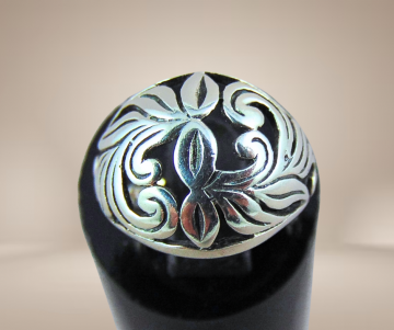 Art nouveau opengewerkte zilveren dome pink ring  beige achtergrond 2