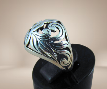 Art nouveau opengewerkte zilveren dome pink ring  beige achtergrond 3