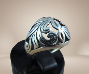 Art nouveau opengewerkte zilveren dome pink ring  beige achtergrond 4