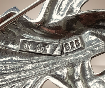 Art nouveau stijl  broches zilver strik knoop puntjes beige achtergrond 4