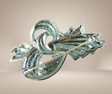 Art nouveau stijl  broches zilver strik knoop puntjes beige achtergrond 5