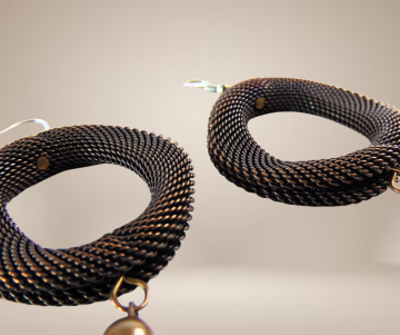 Arts and crafts koper brons oorbellen mesh cirkel pampels beige achtergrond 1