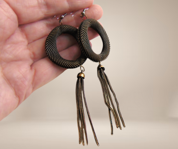 Arts and crafts koper brons oorbellen mesh cirkel pampels beige achtergrond 3