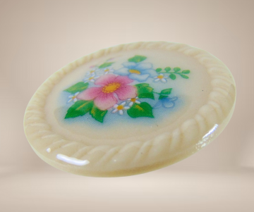 Avon porselein bloemen broche beige achtergrond 2