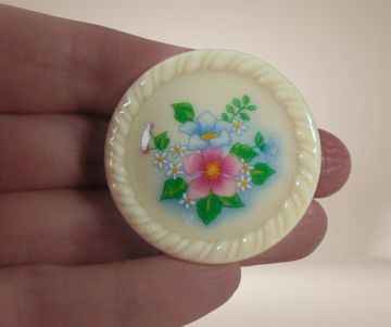 Avon porselein bloemen broche beige achtergrond 3