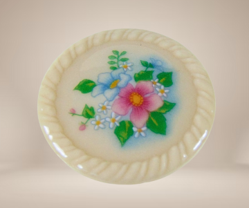 Avon porselein bloemen broche beige achtergrond 4