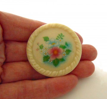Avon porselein ronde broche bloemetjes 1