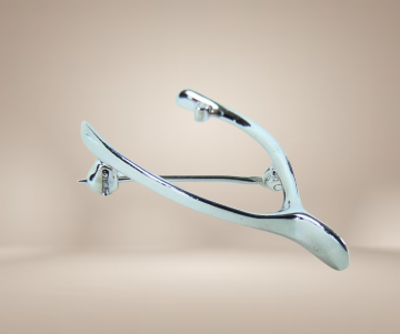 Ballou bab art deco zilveren wish bone geluk broche diamant beige achtergrond 1