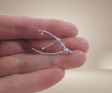 Ballou bab art deco zilveren wish bone geluk broche diamant beige achtergrond 3