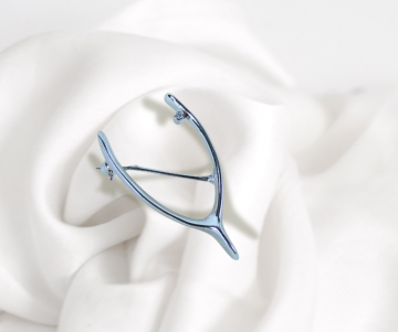 Ballou bab art deco zilveren wish bone geluk broche witte achtergrond