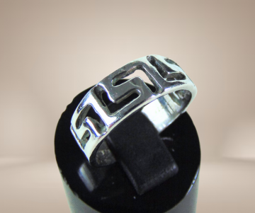 Bandring zilver meander griekse sleutel beige achtergrond