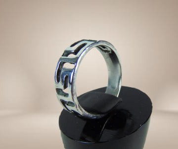 Bandring zilver meander griekse sleutel beige achtergrond 1