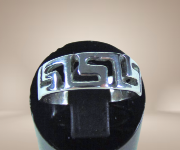 Bandring zilver meander griekse sleutel beige achtergrond 2