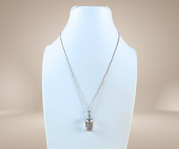 Bengt hallberg beh zweeds modernistische rechthoek zilver bergkristal hanger ketting beige achtergrond 3