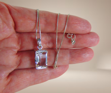 Bengt hallberg beh zweeds modernistische rechthoek zilver bergkristal hanger ketting beige achtergrond 6