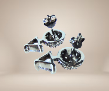 Bol en pijl zilveren zirkonia oorbellen beige achtergrond  1