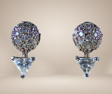 Bol en pijl zilveren zirkonia oorbellen beige achtergrond  2