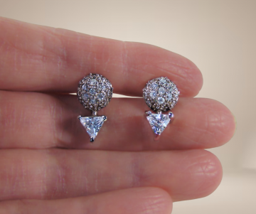 Bol en pijl zilveren zirkonia oorbellen beige achtergrond  3