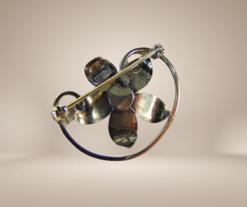 Bond boyd antieke verguld sterling zilver bloem broche 3 parels zwart email beige achtergrond