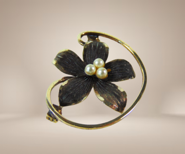 Bond boyd antieke verguld sterling zilver bloem broche 3 parels zwart email beige achtergrond 1
