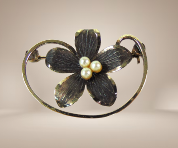 Bond boyd antieke verguld sterling zilver bloem broche 3 parels zwart email beige achtergrond 2