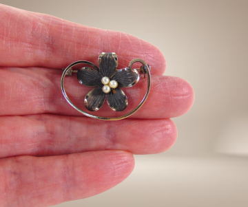 Bond boyd antieke verguld sterling zilver bloem broche 3 parels zwart email beige achtergrond 3