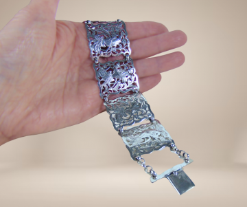 Brede antiek zilveren opengewerkte paneel armband beige achtergrond 1