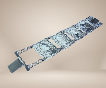 Brede antiek zilveren opengewerkte paneel armband beige achtergrond 2