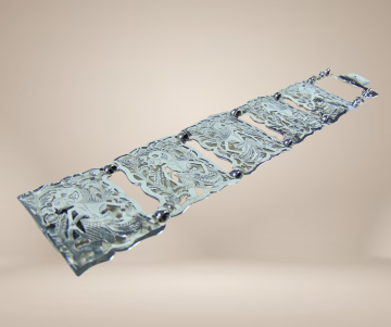 Brede antiek zilveren opengewerkte paneel armband beige achtergrond 3