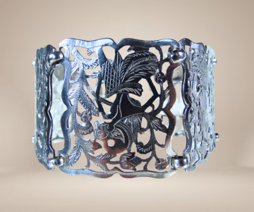 Brede antiek zilveren opengewerkte paneel armband beige achtergrond 4