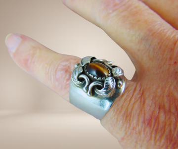 Brede aparte zilveren navajo native american ring tijgeroog beige achtergrond